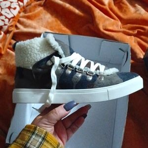 Very G Size 9 sneakers with fur